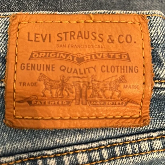 Levis Premium Wedgie
Straight Mom Jeans Button Fly High Rise. - Picture 4 of 7